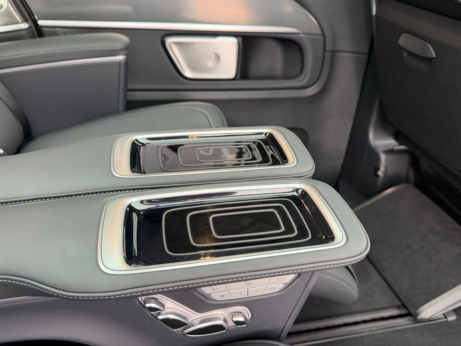 Fahrzeugabbildung Mercedes-Benz V 300 d 4MATIC EXCLUSIVE Luxus-Sitze AHK2,5to