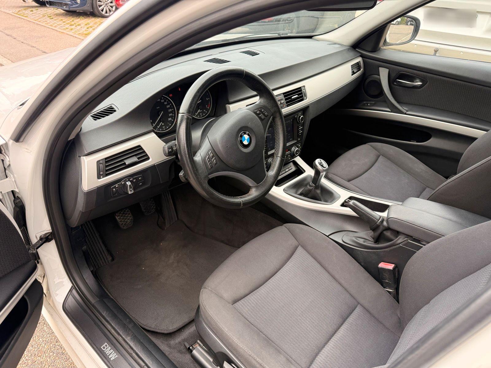 BMW 320 2011 — engine 143 HP (105kW)