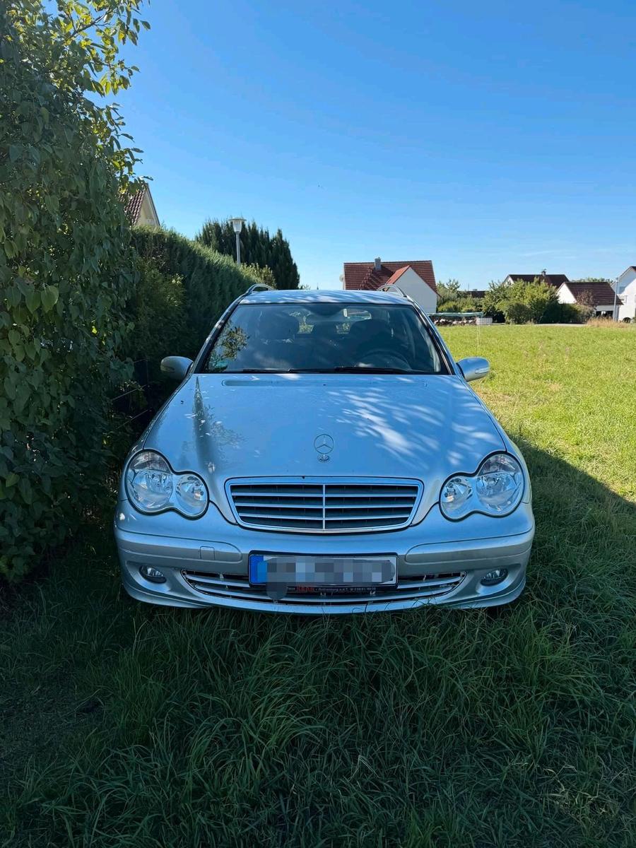 Mercedes-Benz 220 2006 — rear view