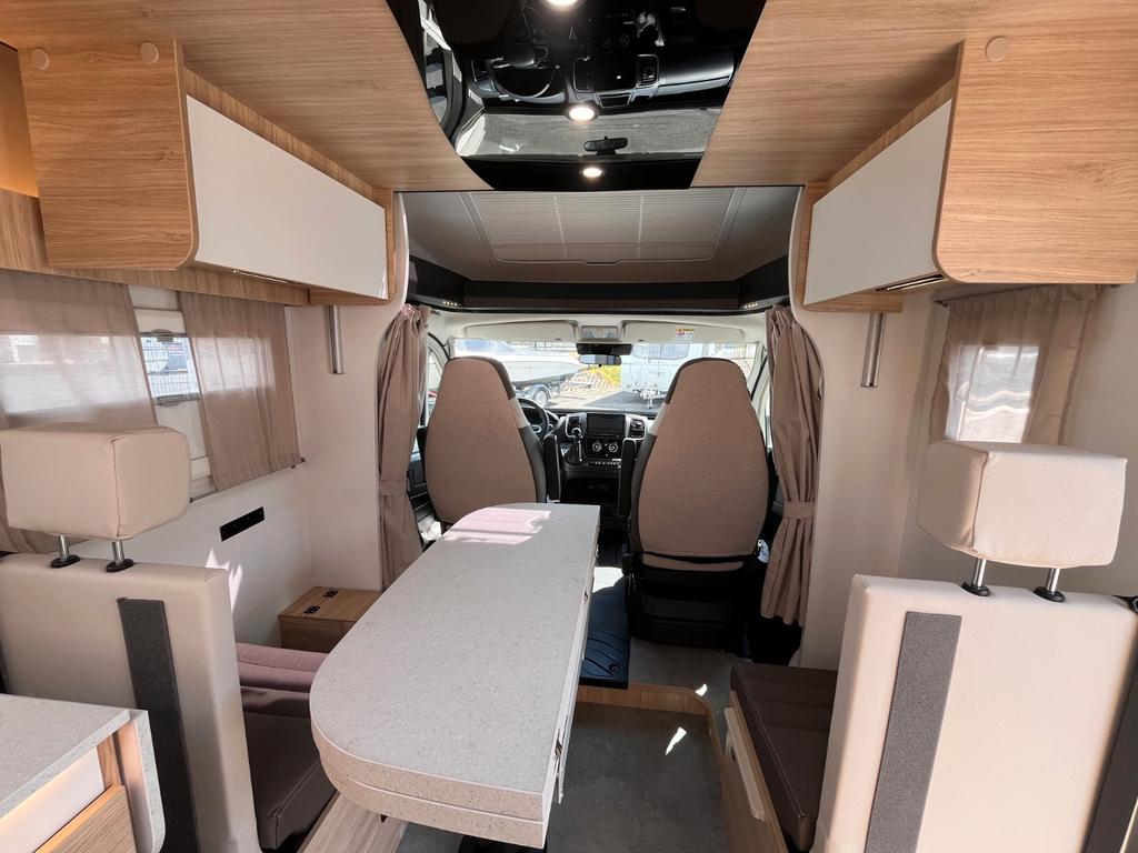 Challenger 317 Ultimate Solar Markise mit Hubbett – Foto 25 von 27