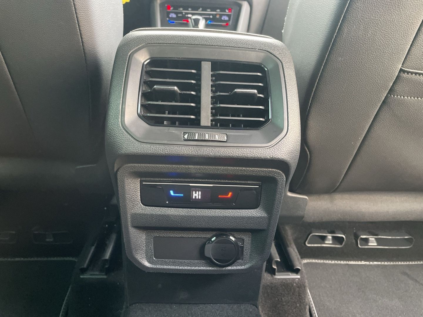 Tiguan 2.0 TDI DSG R-Line AHK/Matrix/360°Kamera/