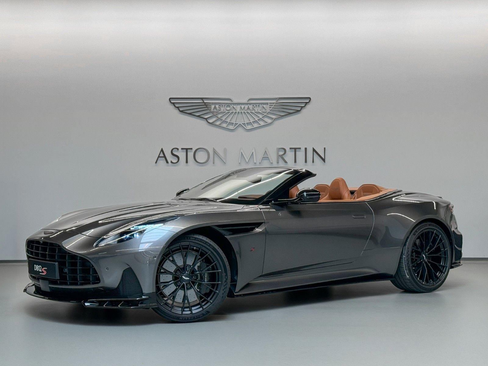 Aston Martin NEW DB12 S Volante | Aston Martin Brussels imagem 3