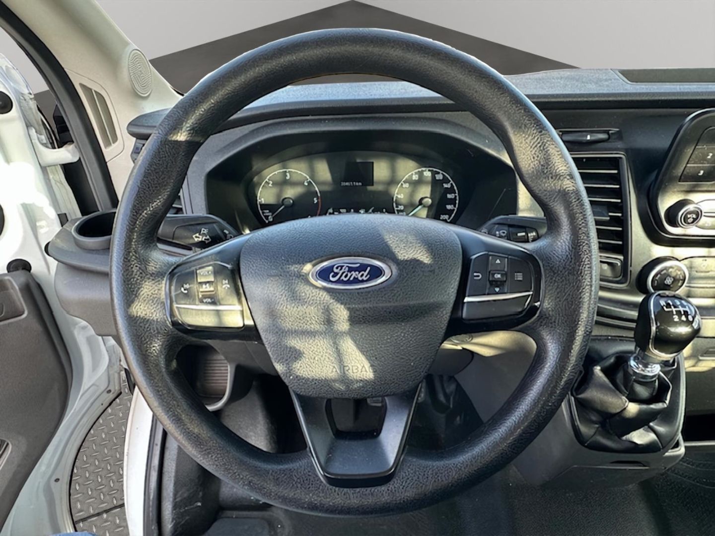 Fahrzeugabbildung Ford Transit Pritsche 350 L2 Einzelkabine Basis AHK A