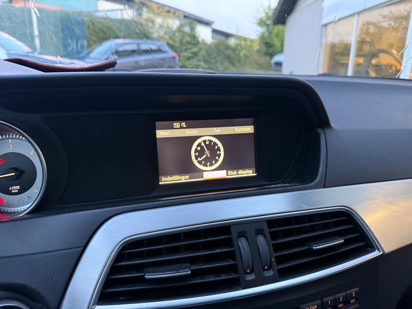 Mercedes-Benz C220 2011 — photo 22