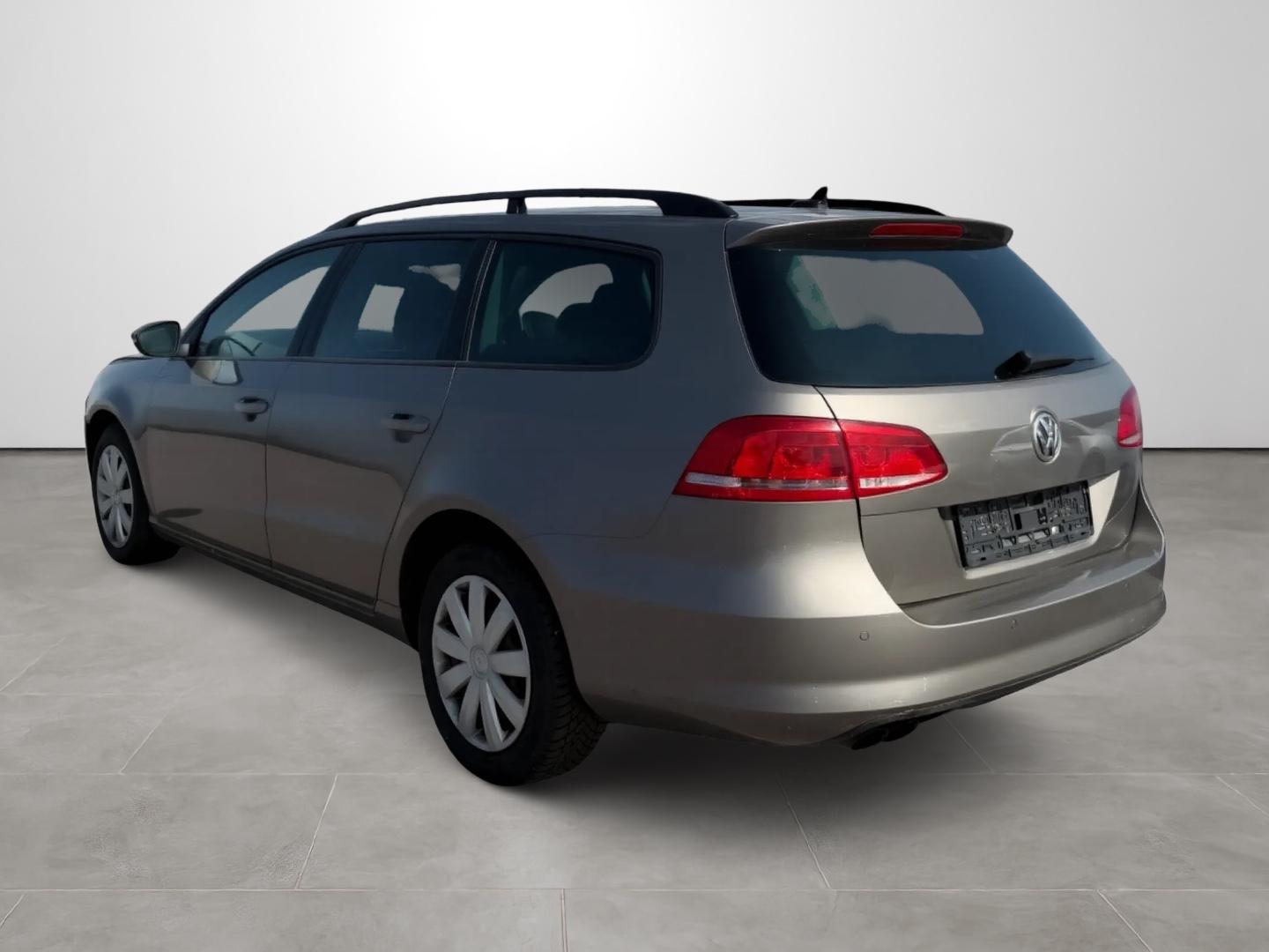 Volkswagen Passat 2011 — interior