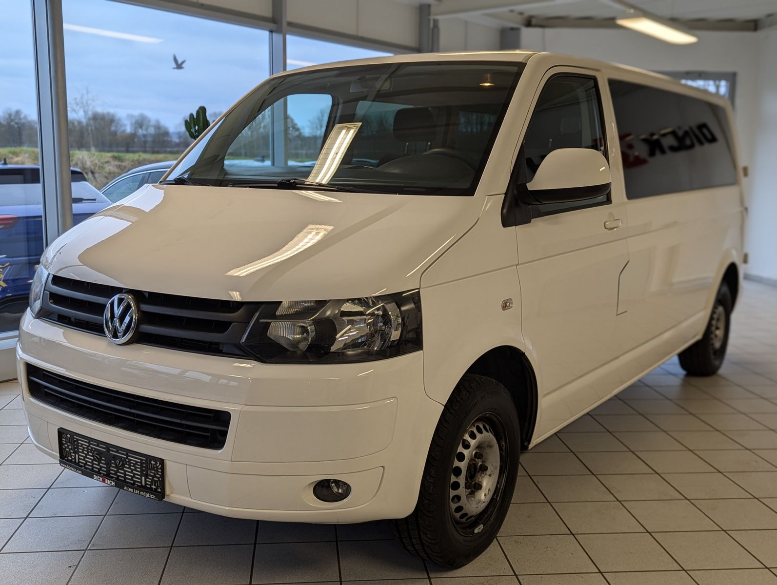Fahrzeugabbildung Volkswagen T6 Transporter TDI lang 103KW Scheckheft 9-Sitze