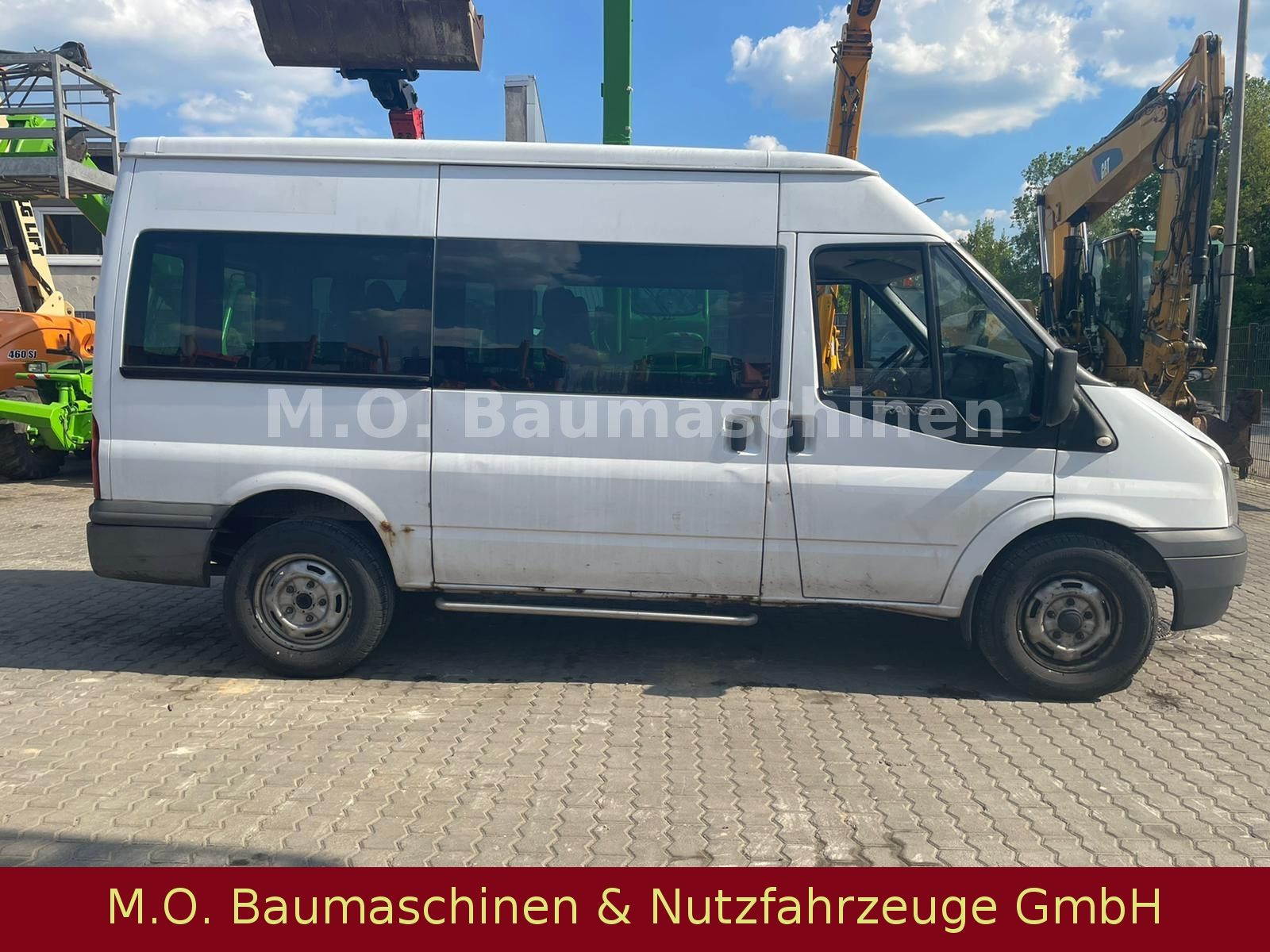 Fahrzeugabbildung Ford Transit  115 T 330 / 2,4 Liter / 9 Sitzer /