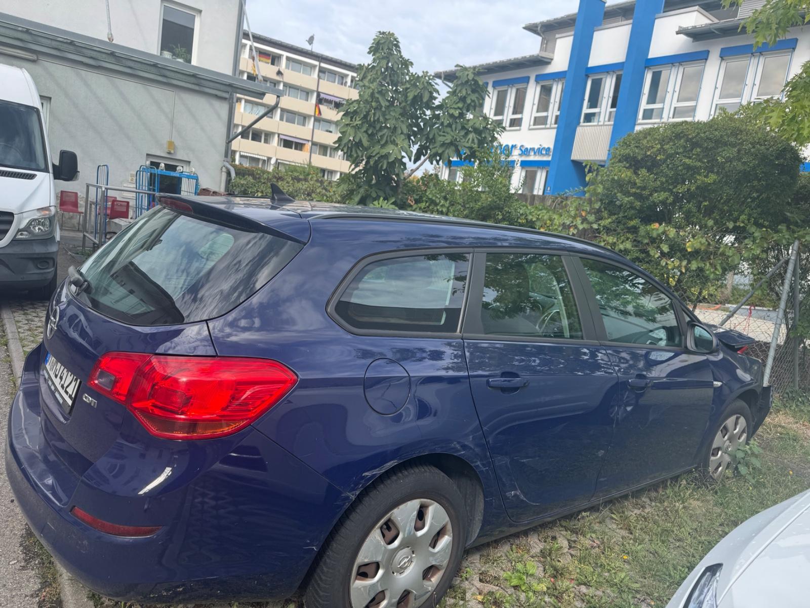 Opel Astra 2012 — салон