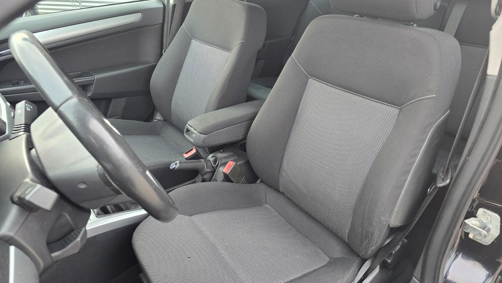 Opel Astra 2010 — photo 8