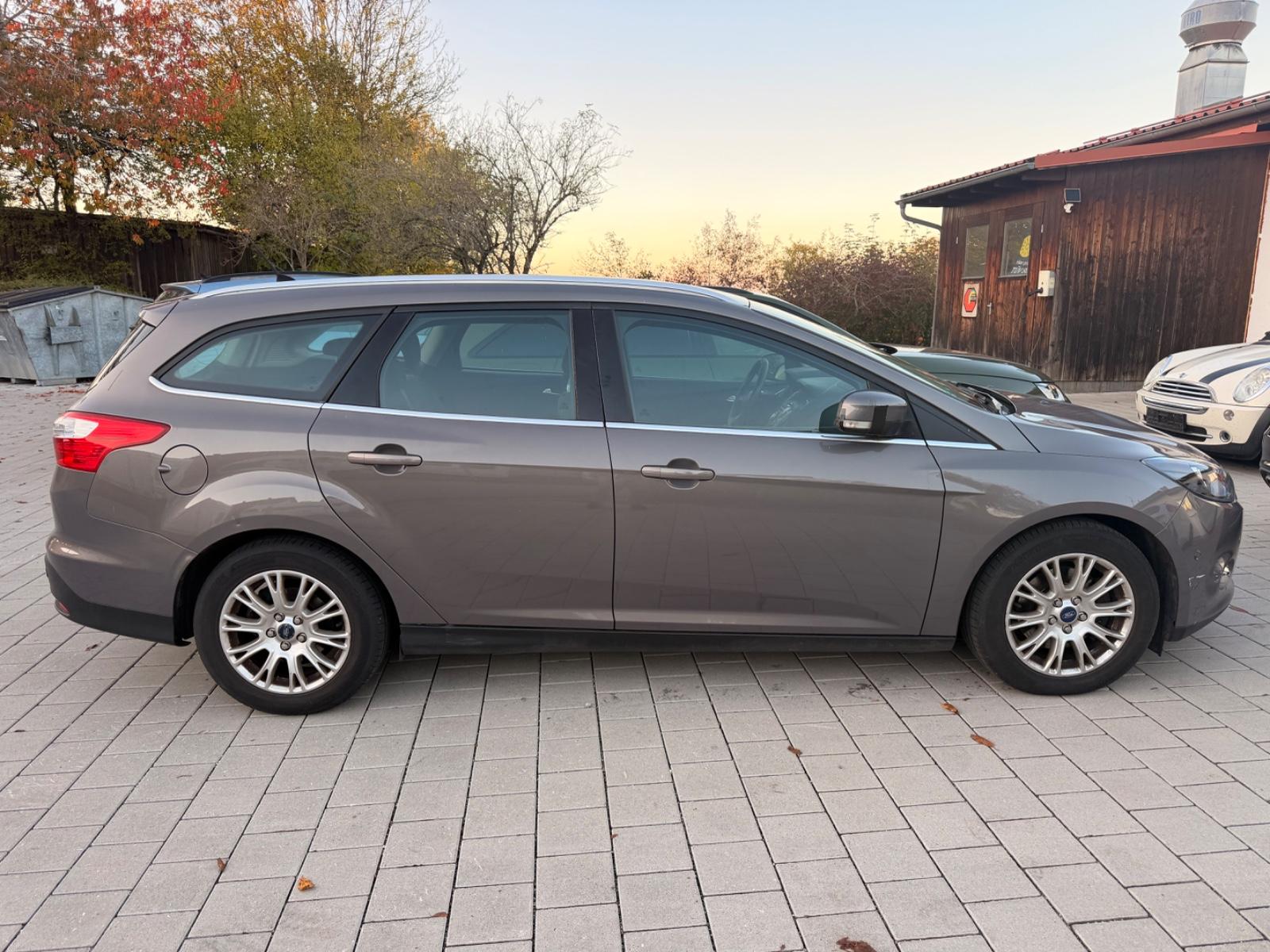 Ford Focus 2011 — interior