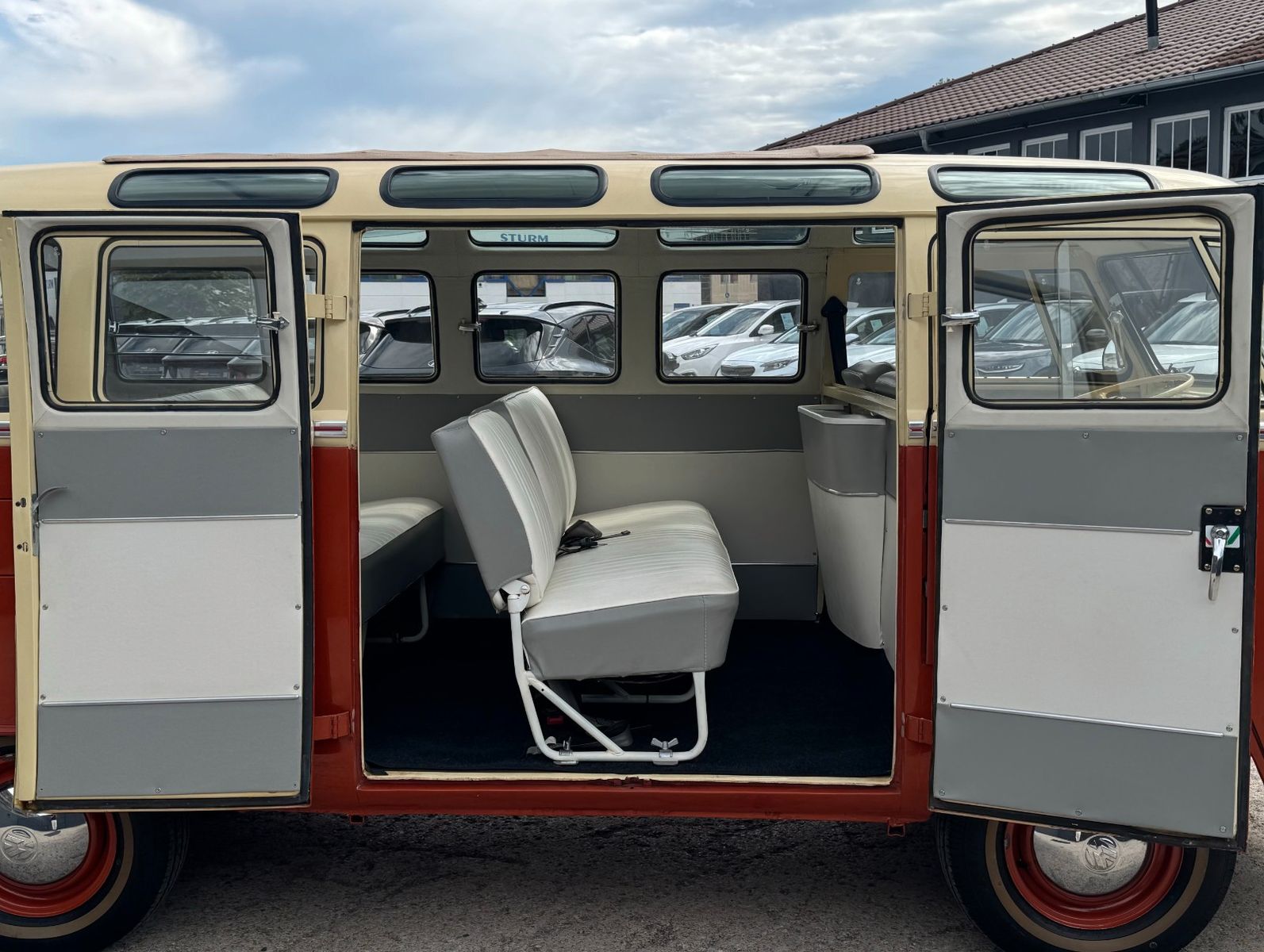 Fahrzeugabbildung Volkswagen T1 Samba 9-Sitzer Faltdach mit Panoramafenstern