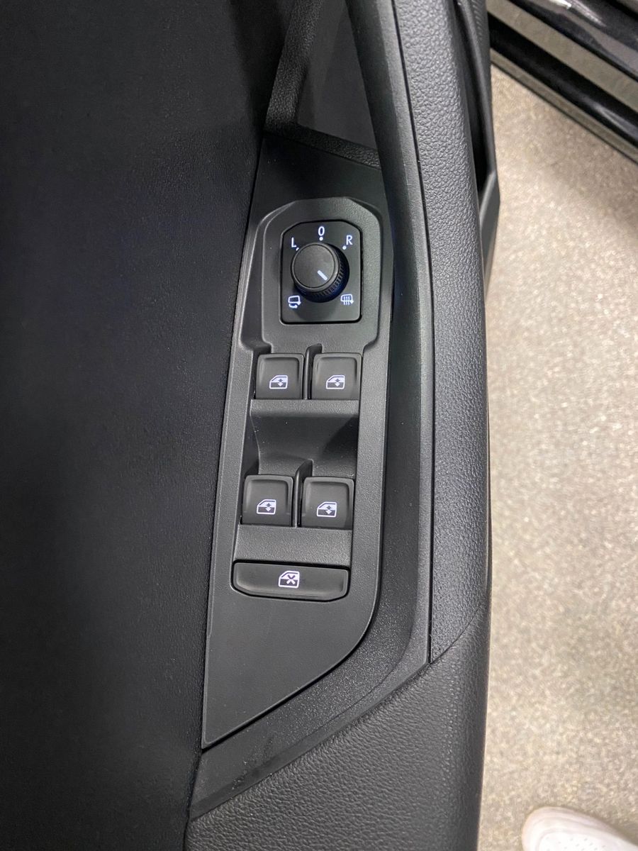 Fahrzeugabbildung SKODA Karoq 1.5 TSI DSG Selection+AHK+KAMERA+16"ALU+BC