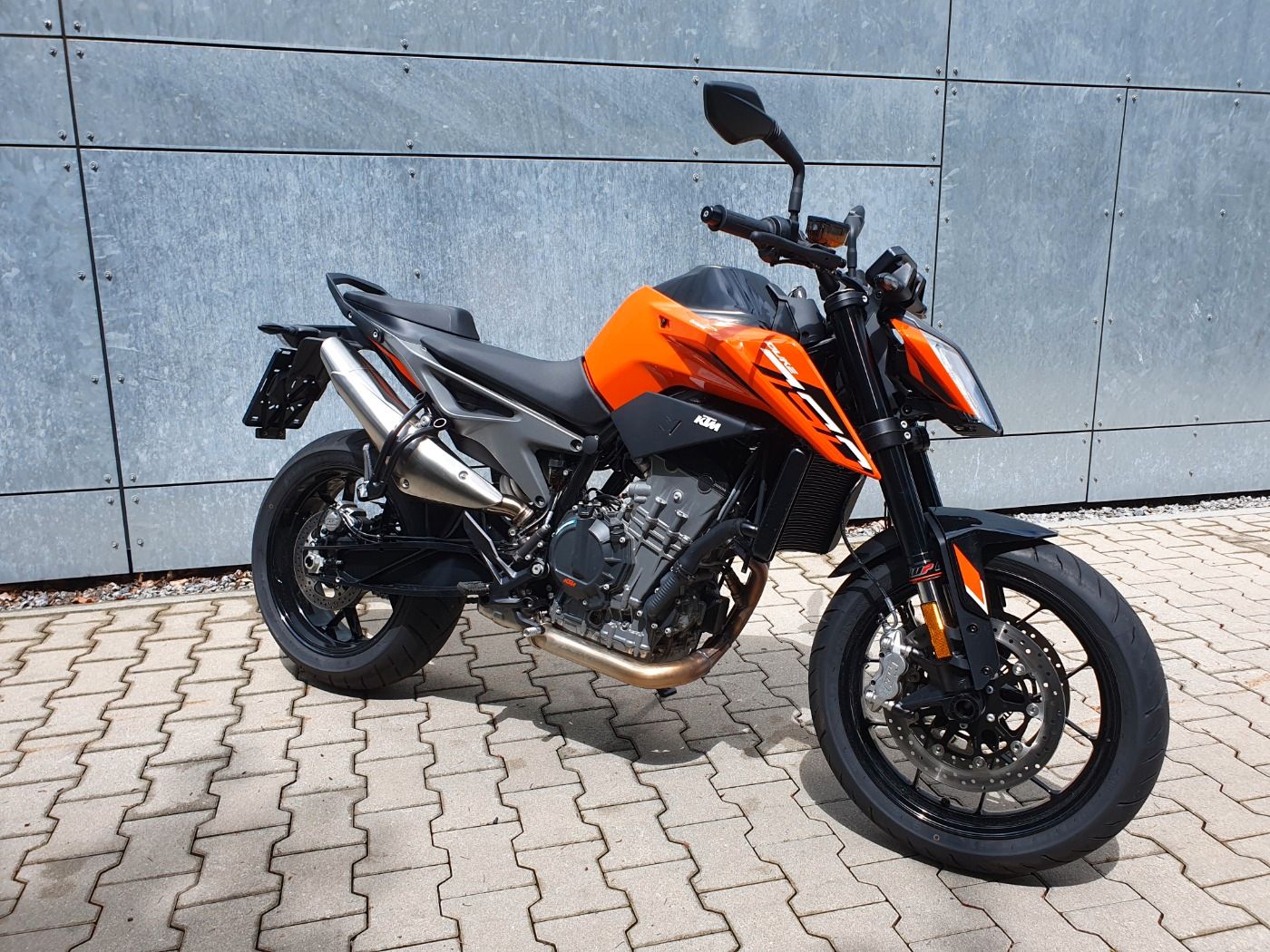 Fahrzeugabbildung KTM 790 Duke Modell 2024 beide Farben lagernd