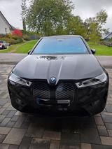 BMW iX xDrive40 - - schwarze BMW iX