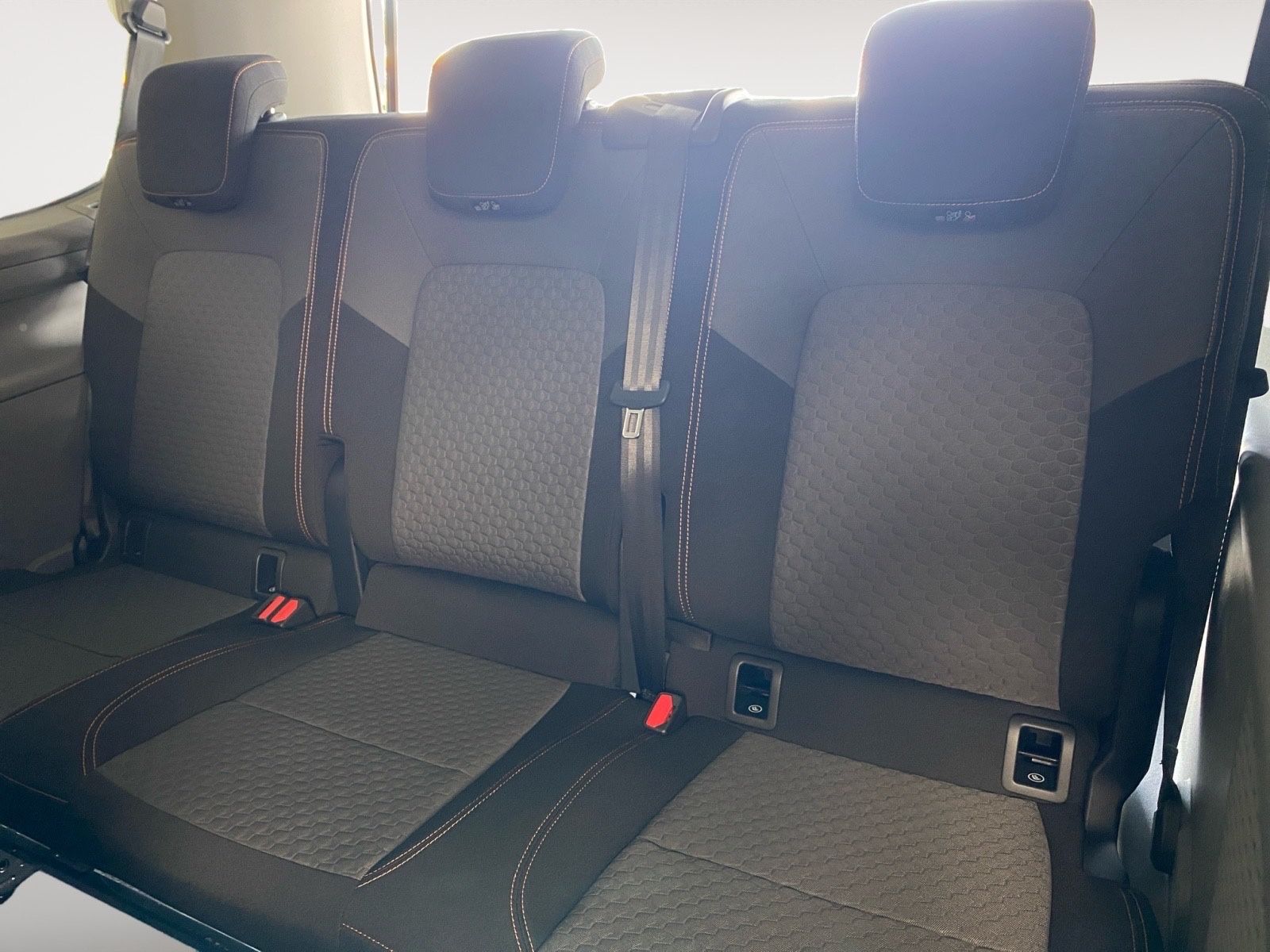 Fahrzeugabbildung Volkswagen T7 Caravelle PanAmericana 4Motion AHZV Zusatzhei