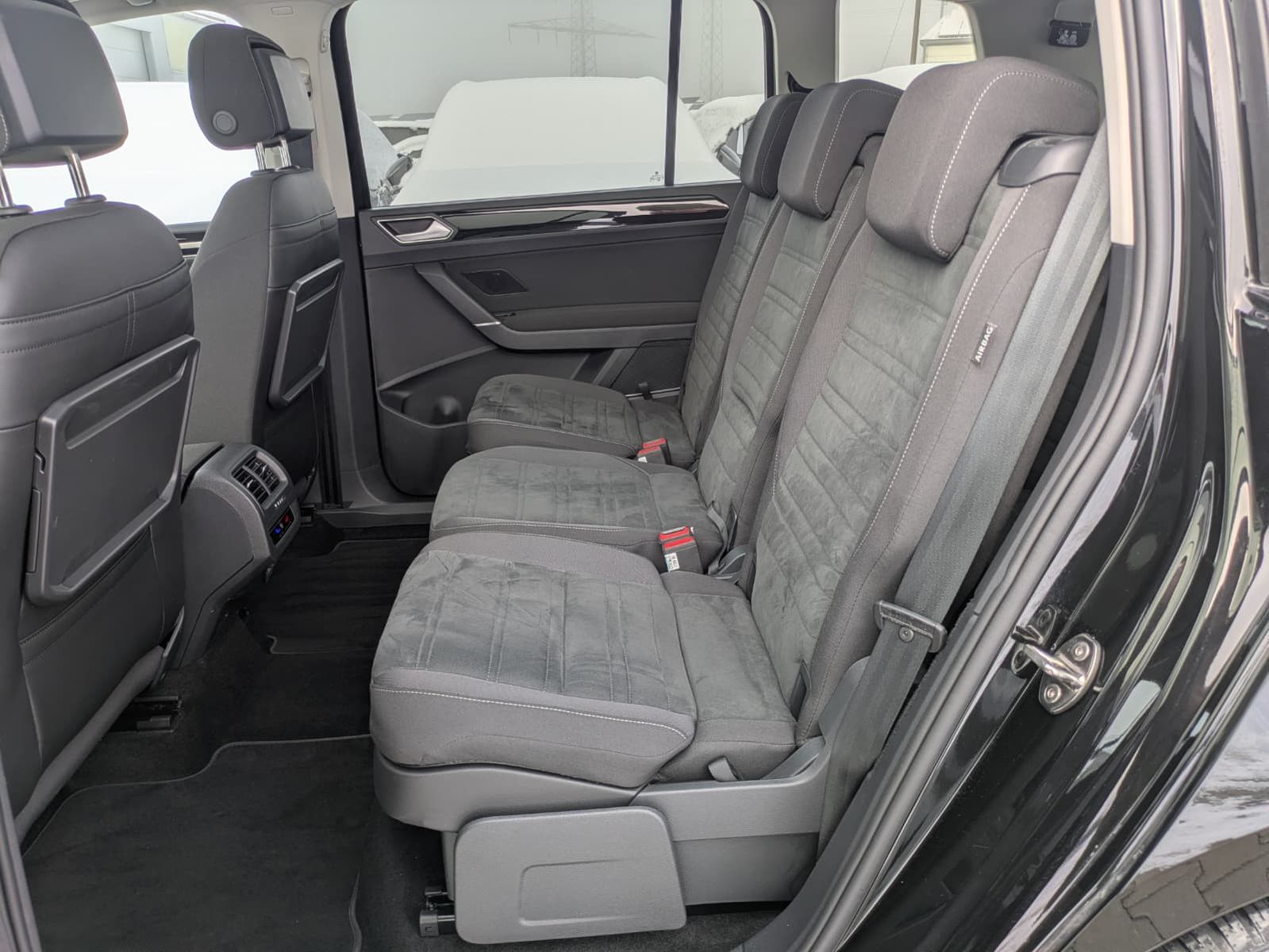 Fahrzeugabbildung Volkswagen Touran 2.0 DSG R-Line High. Pano 7-Si IQ.Dri AHK