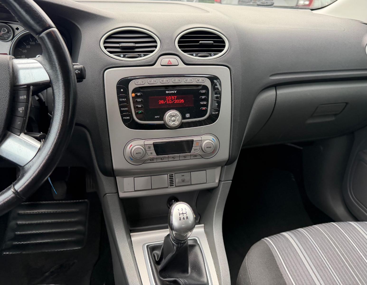 Ford Focus 2010 — photo 9