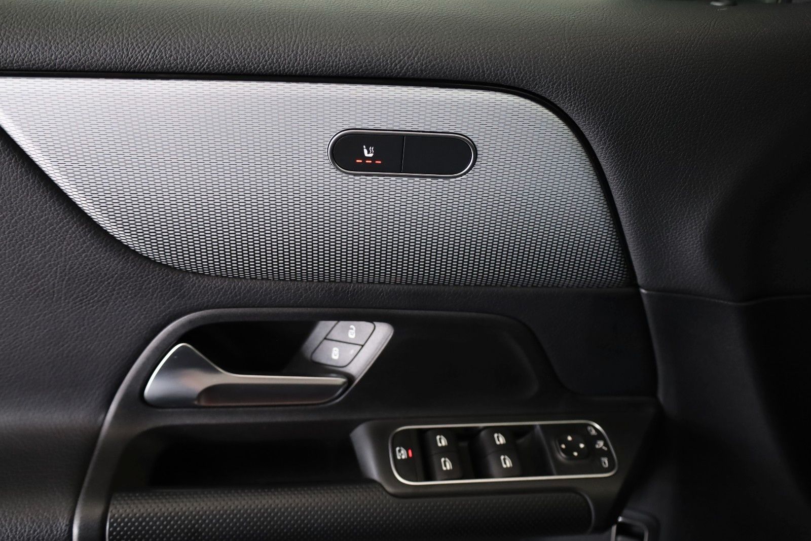 Fahrzeugabbildung Mercedes-Benz GLB 200d Style, T.Leder,Navi,LED,SH,Kamera,AHK