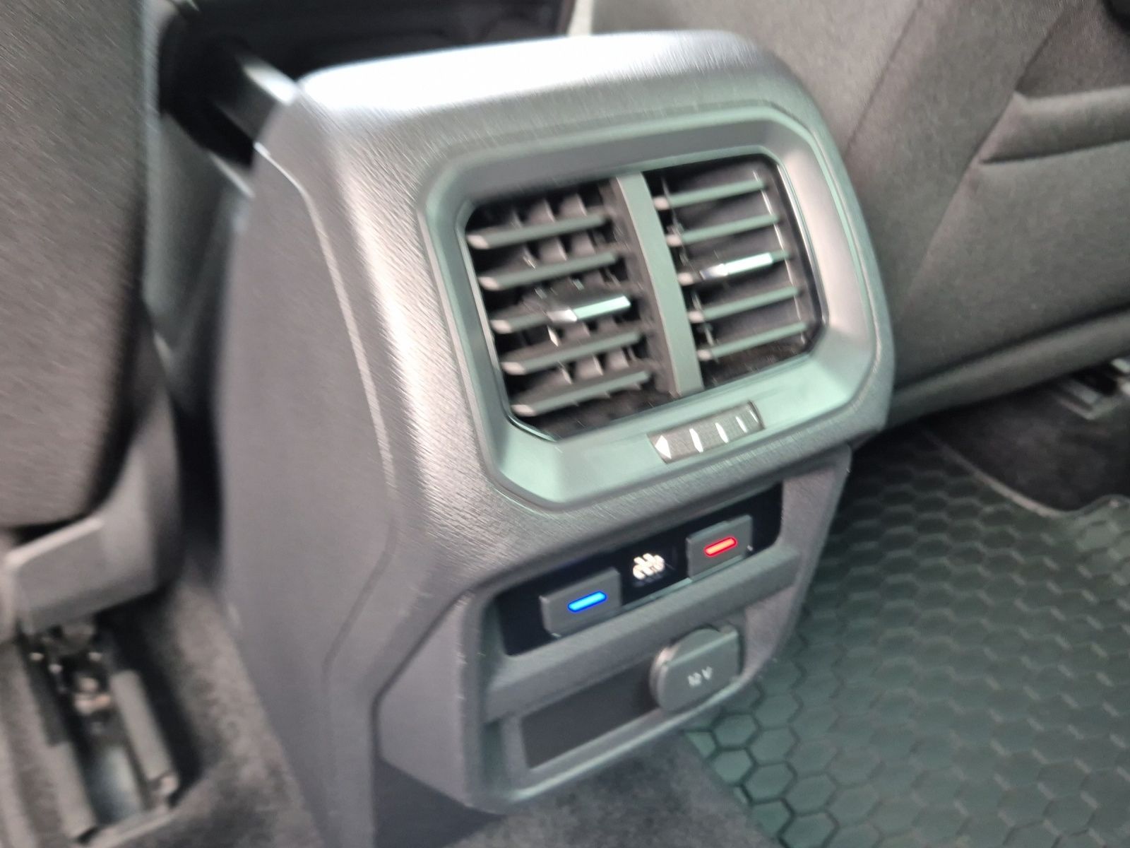 Fahrzeugabbildung Volkswagen Tiguan 2.0 TDI DSG R-Line AHK LED HuD Navi ACC