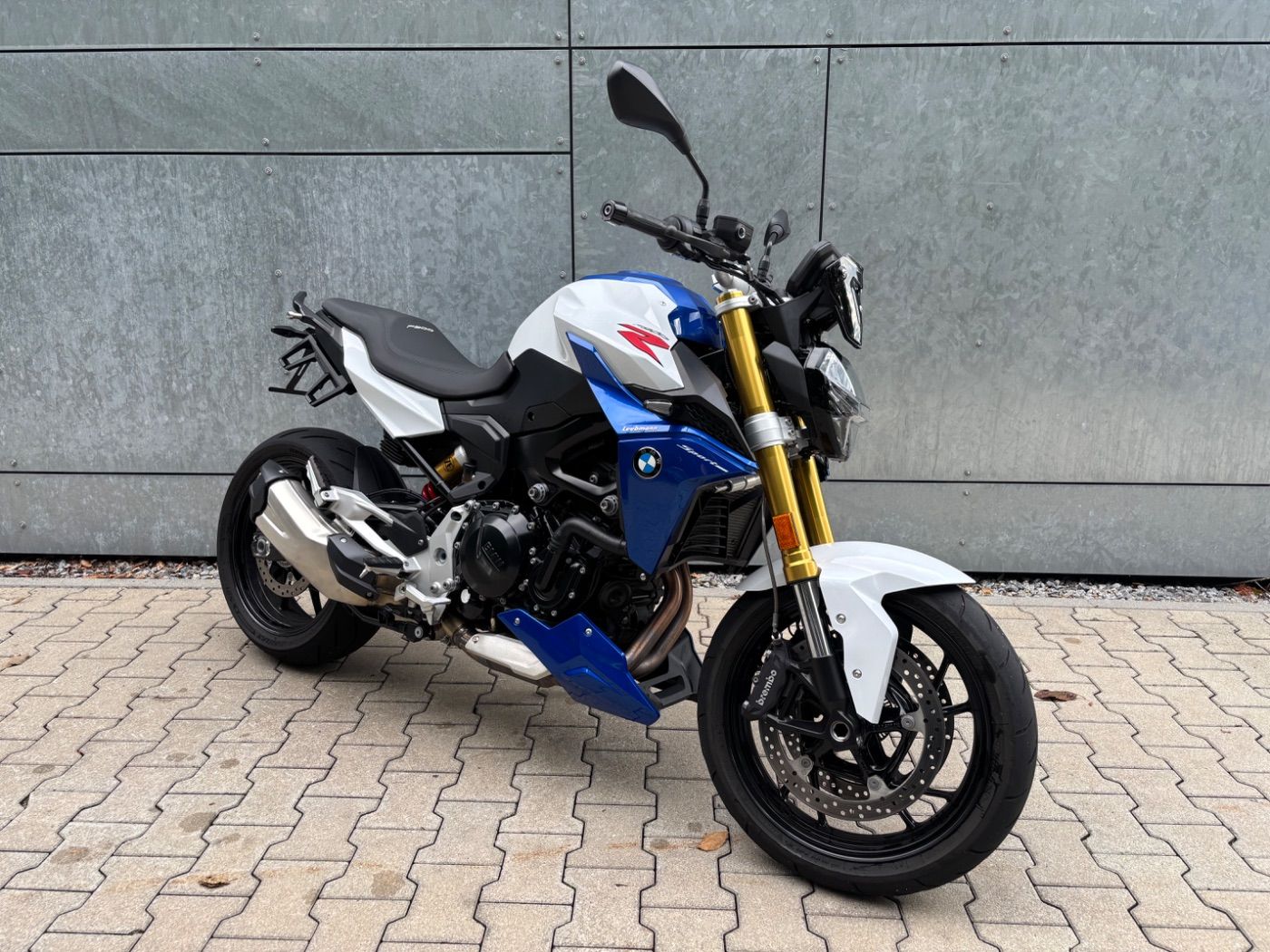 Fahrzeugabbildung BMW F 900 R Style Sport mit kurzem Kennzeichenhalter