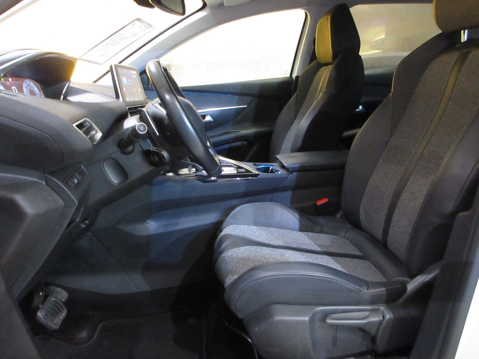 Fahrzeugabbildung Peugeot 3008 Allure 1.2T LED/NAVI/PDC/R´CAM/KEYLESS