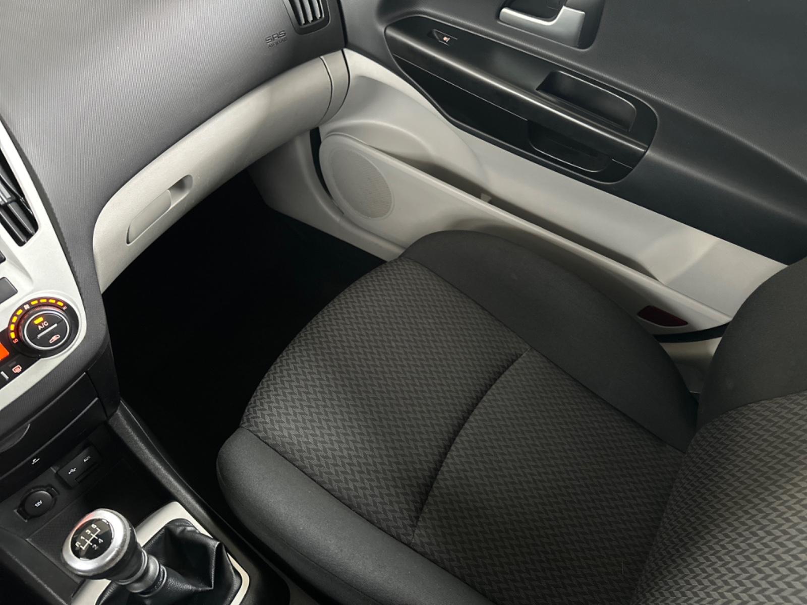 Kia cee'd 2009 — photo 30