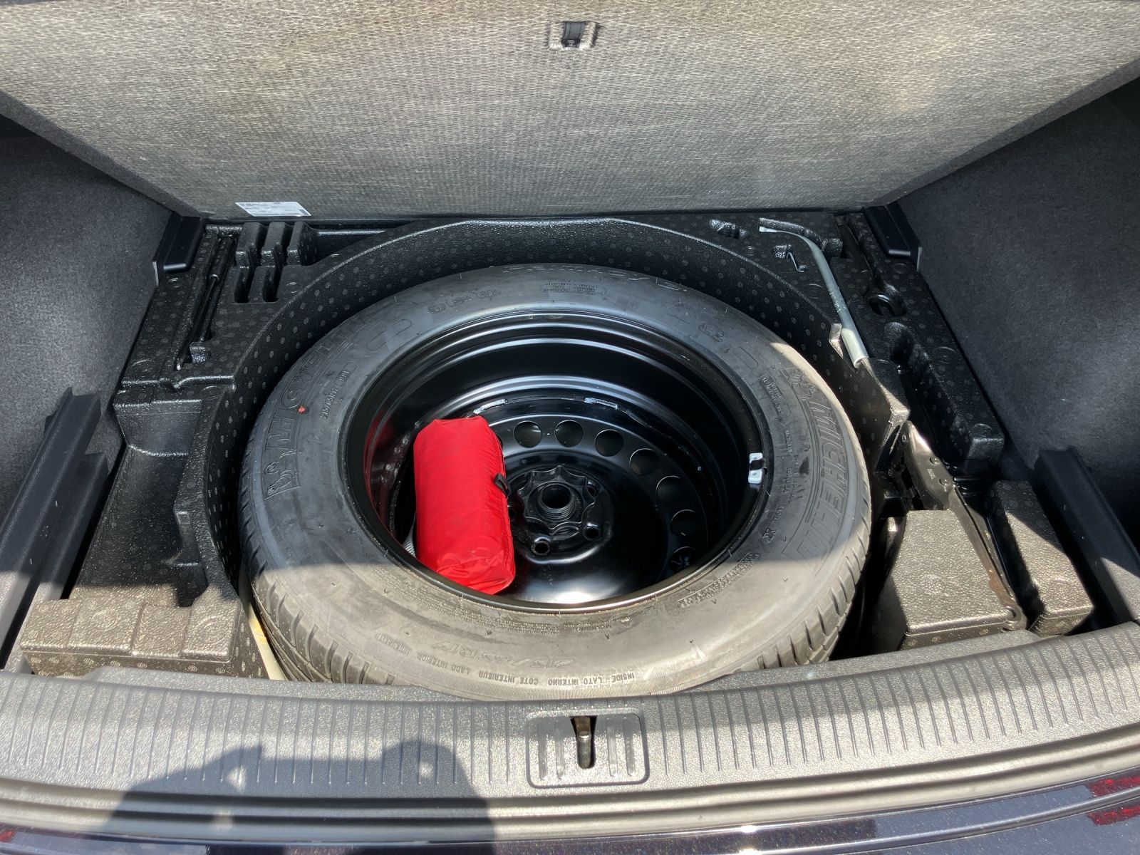Fahrzeugabbildung Volkswagen Tiguan TSI Life Matrix AHK ACC PDC  SH LM