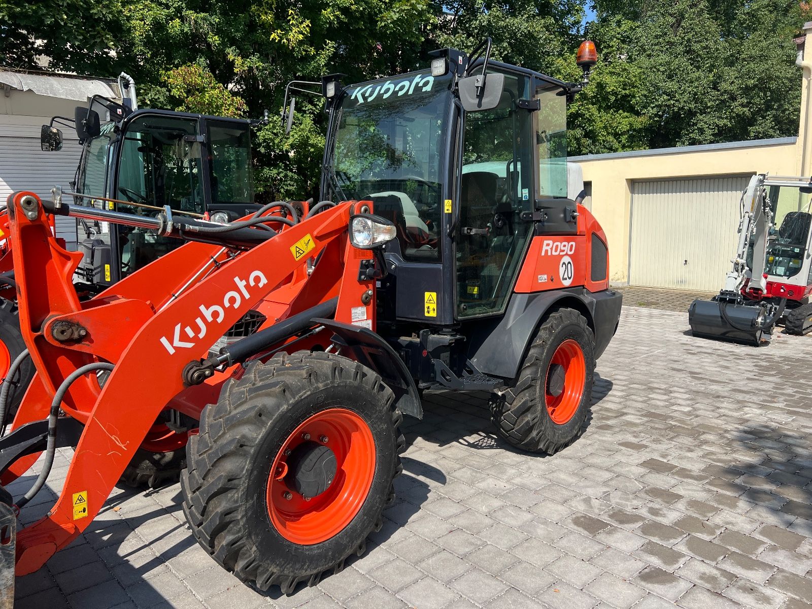 Fahrzeugabbildung Kubota R 090