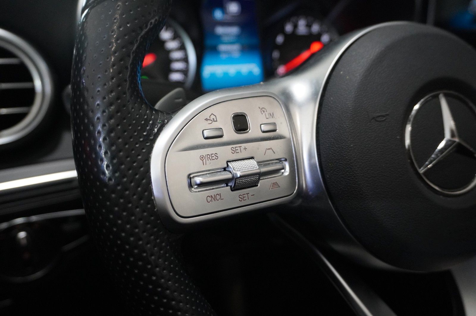 Fahrzeugabbildung Mercedes-Benz C 200 CABRIO 9G AMG LINE NAVI/LED/KAMERA/SPORT