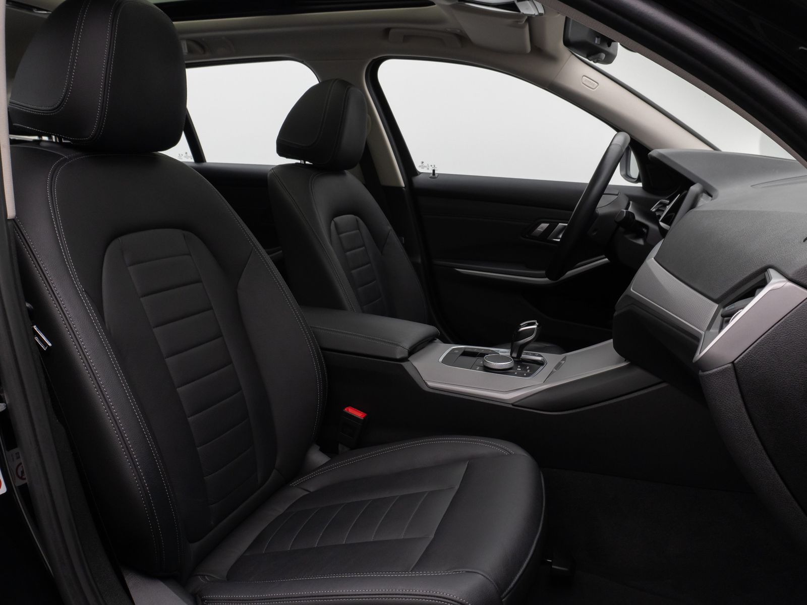 Fahrzeugabbildung BMW 330e Panorama 360° Laser HUD DAB HiFi AHK ACC