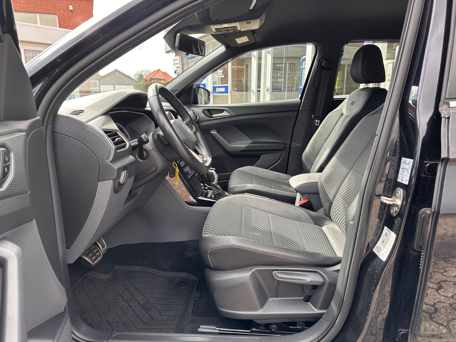 Fahrzeugabbildung Volkswagen T-Cross Style R Line 1.5 TSI DSG LED/Navi/ACC/AP