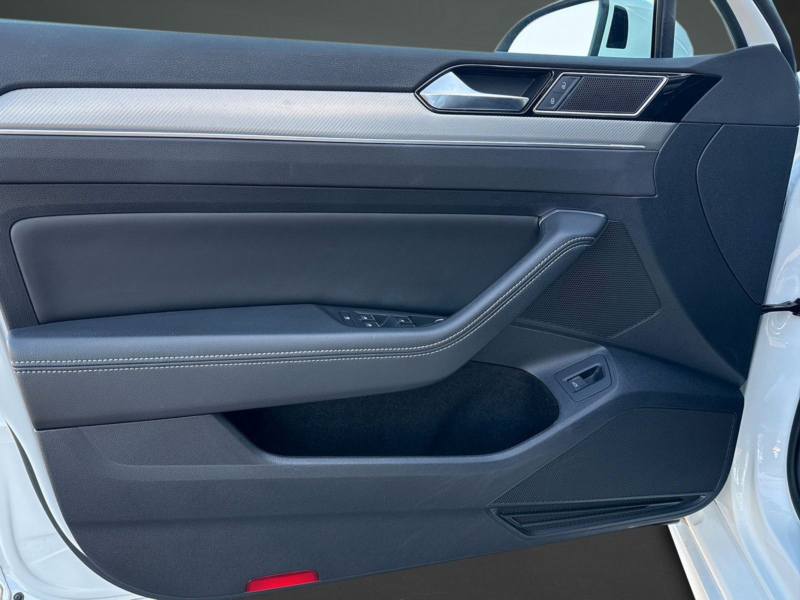 Fahrzeugabbildung Volkswagen Passat Variant R-Line *Standheizung*Pano*AHK*ACC