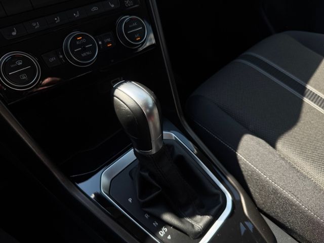 Fahrzeugabbildung Volkswagen T-Roc Style 1.5 TSI 150 PS DSG AHK SHZG LANE