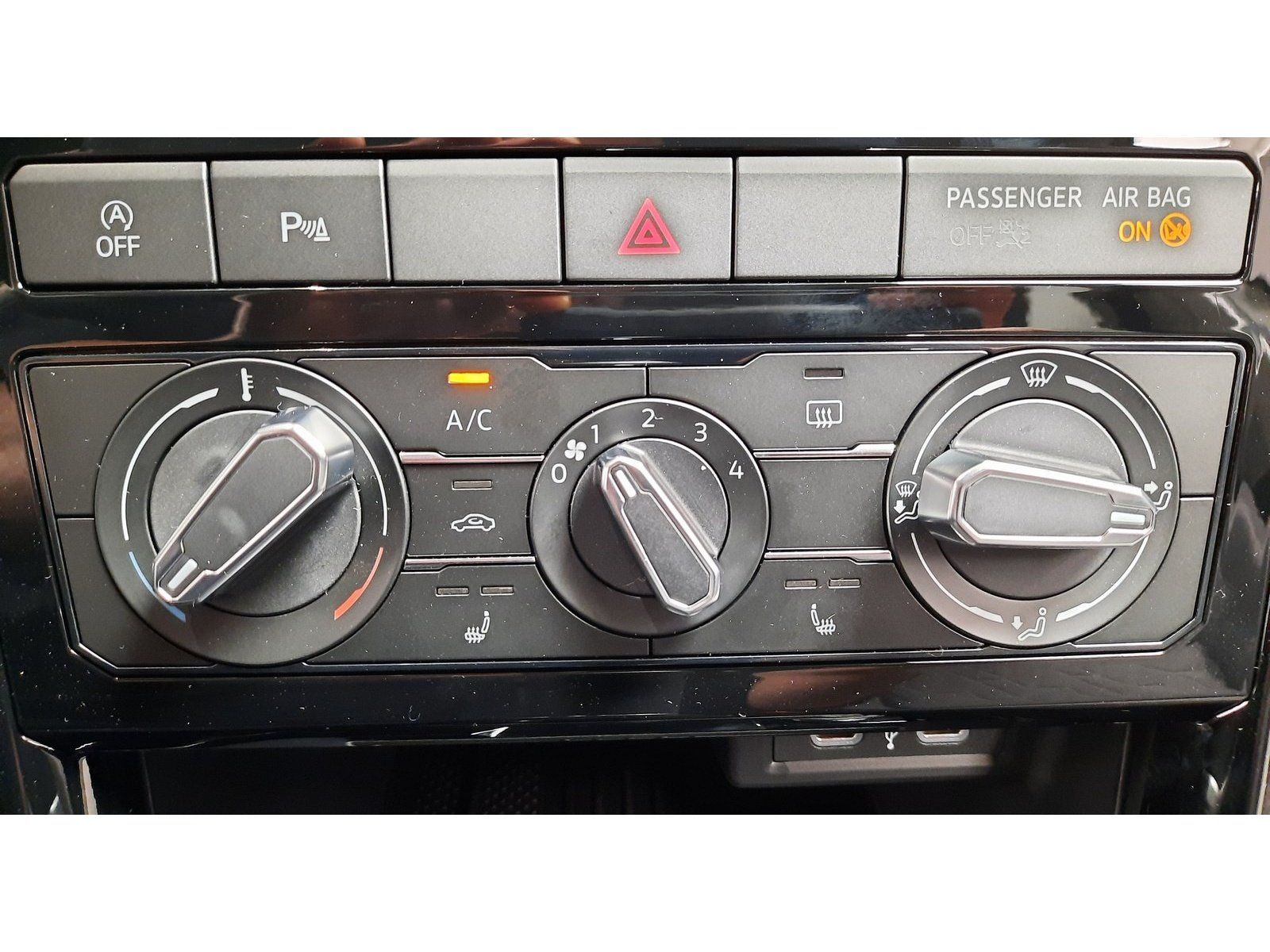 Fahrzeugabbildung Volkswagen T-Cross Life TSI *LED*PDC*ACC*Sitzhzg*App-Conn*