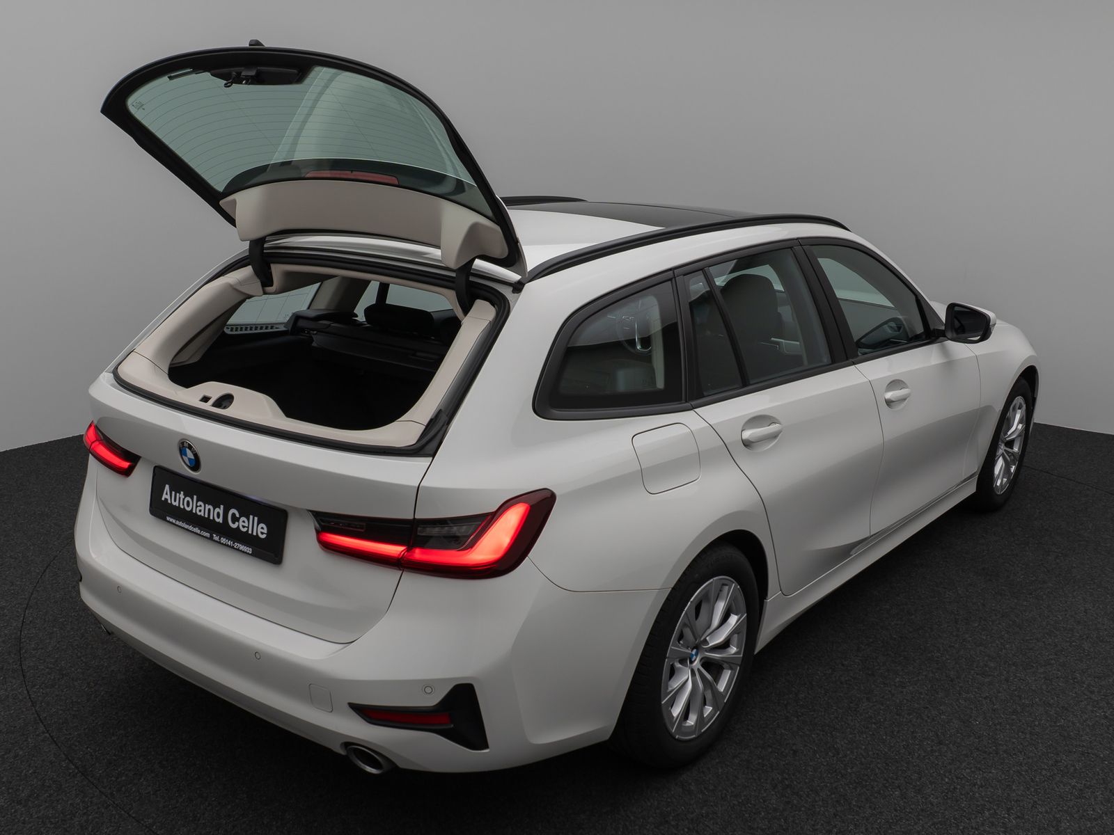 Fahrzeugabbildung BMW 320d Panorama DAB HiFi Stop&Go Alarm AHK PDC