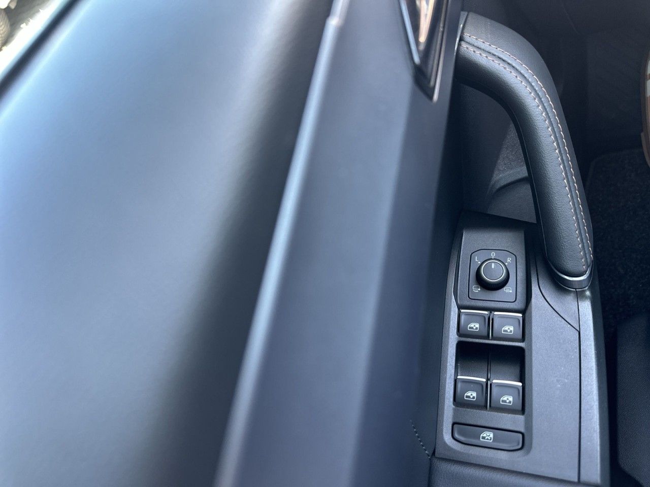 Fahrzeugabbildung CUPRA Leon Sportstourer 1.5 eTSI 150 PS DSG - mit KI generiert/bearbeitet