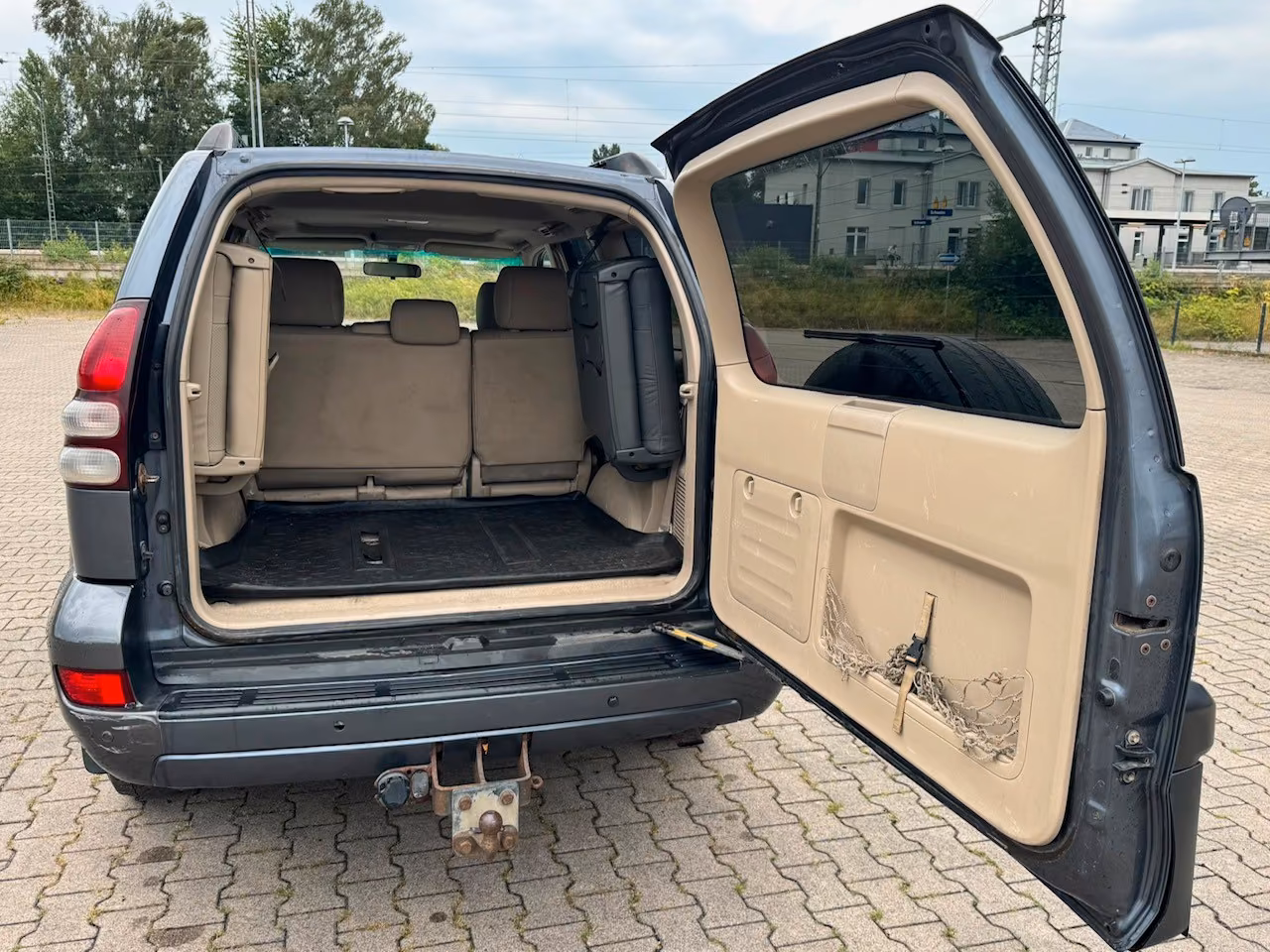 Toyota Land Cruiser 3.0 D-4D Executive | 173 ch | BVA | 8 places | Cuir | GPS | Toit ouvrant | Suspension pneumatique | Attelage
