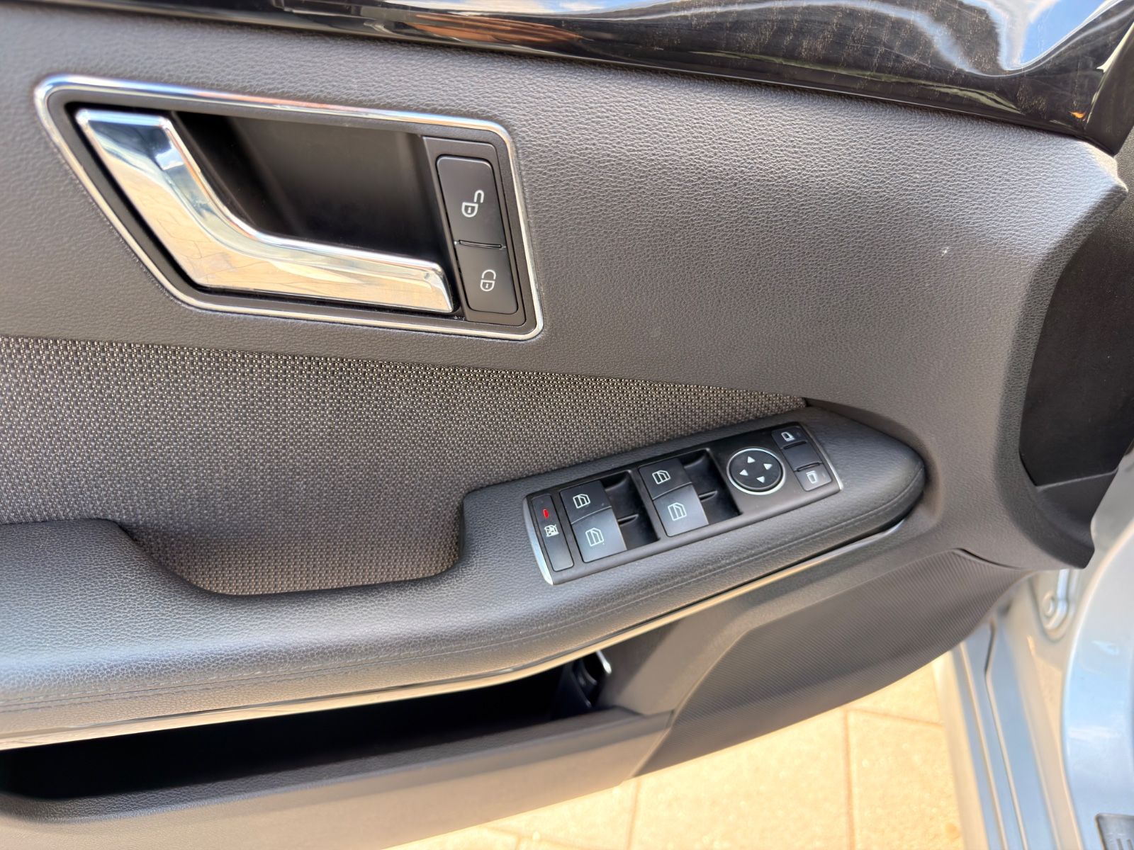 E 220 *Xenon*Klimatr.*Sitzhz*PDC*Navi*S.W*ALU*