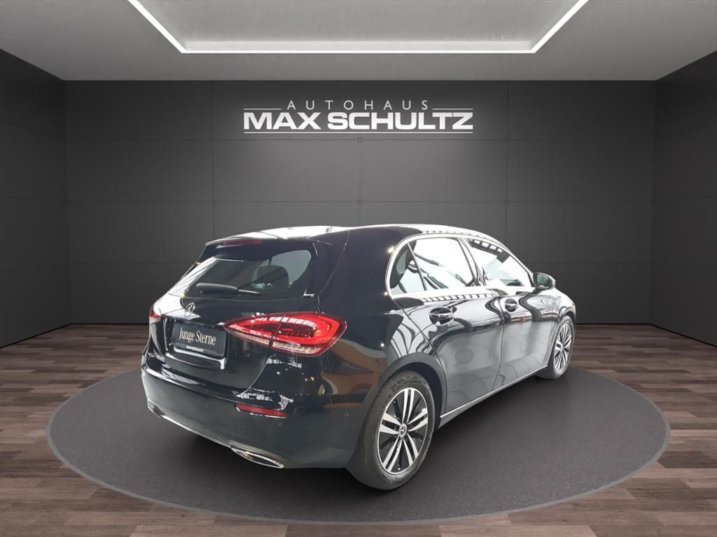 Fahrzeugabbildung Mercedes-Benz A 180 Kompaktlimousine Navi*PDC*SpurH*LED*360