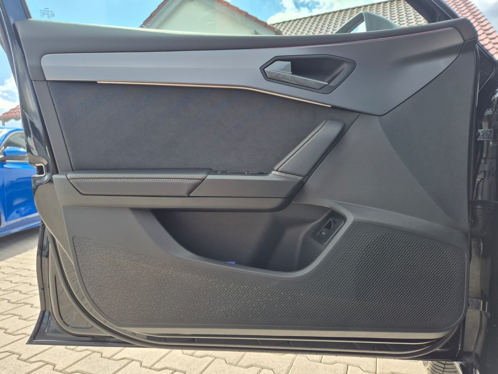 Fahrzeugabbildung CUPRA Leon 1.5 eTSI DSG PANO*AHK*DYNAMICA*EDGE*18" 5JG