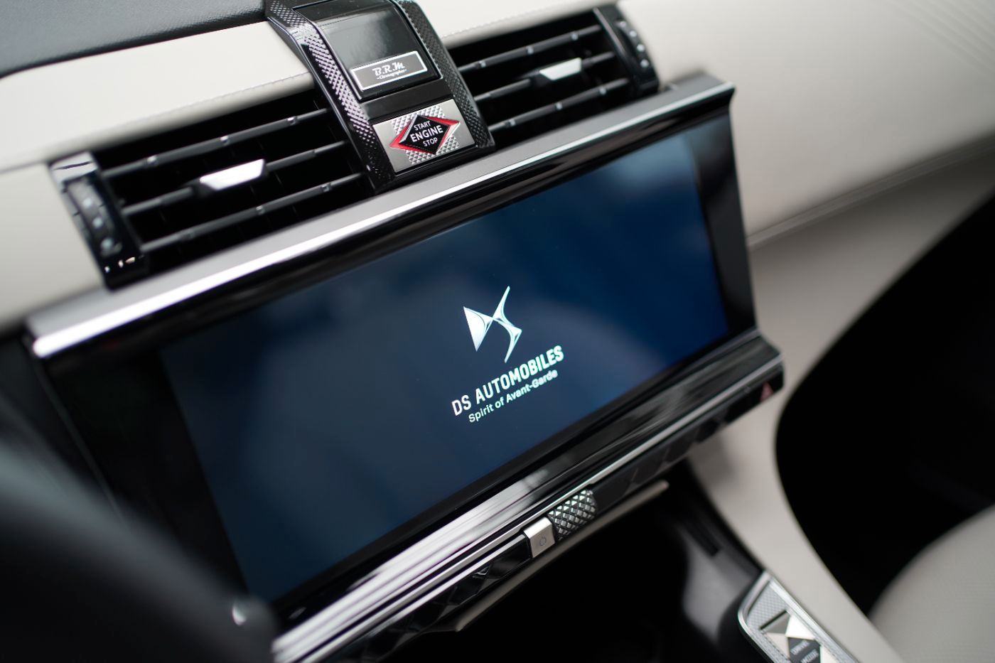 Fahrzeugabbildung DS Automobiles DS7 BlueHDi 130 EAT8 Opera Anhängerkupplung Foca