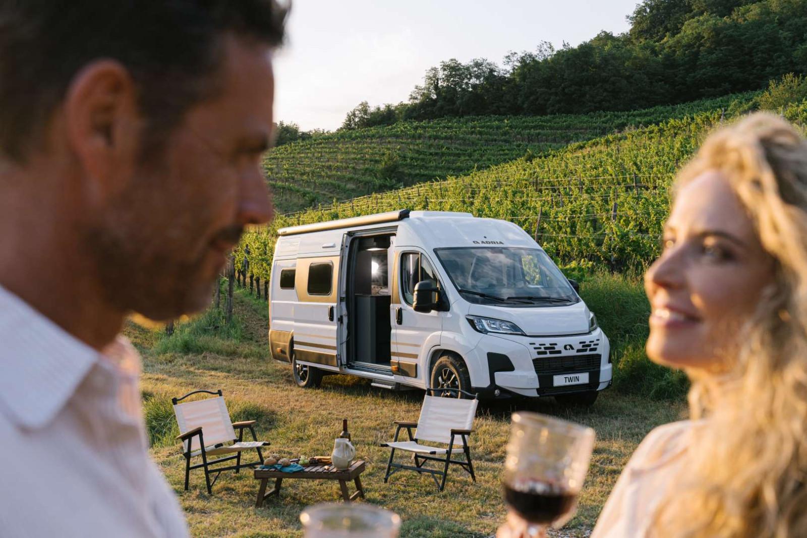 Adria Twin 640 SGX Automatikgetriebe Aktionsfahrzeug