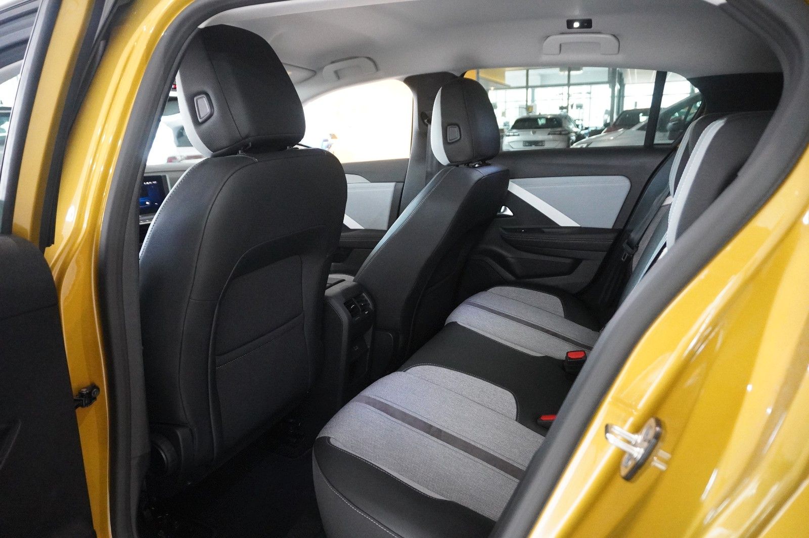 Fahrzeugabbildung Opel Astra L Lim. 1.2T ELEGANCE NAVI/LED/KAMERA/SPORT