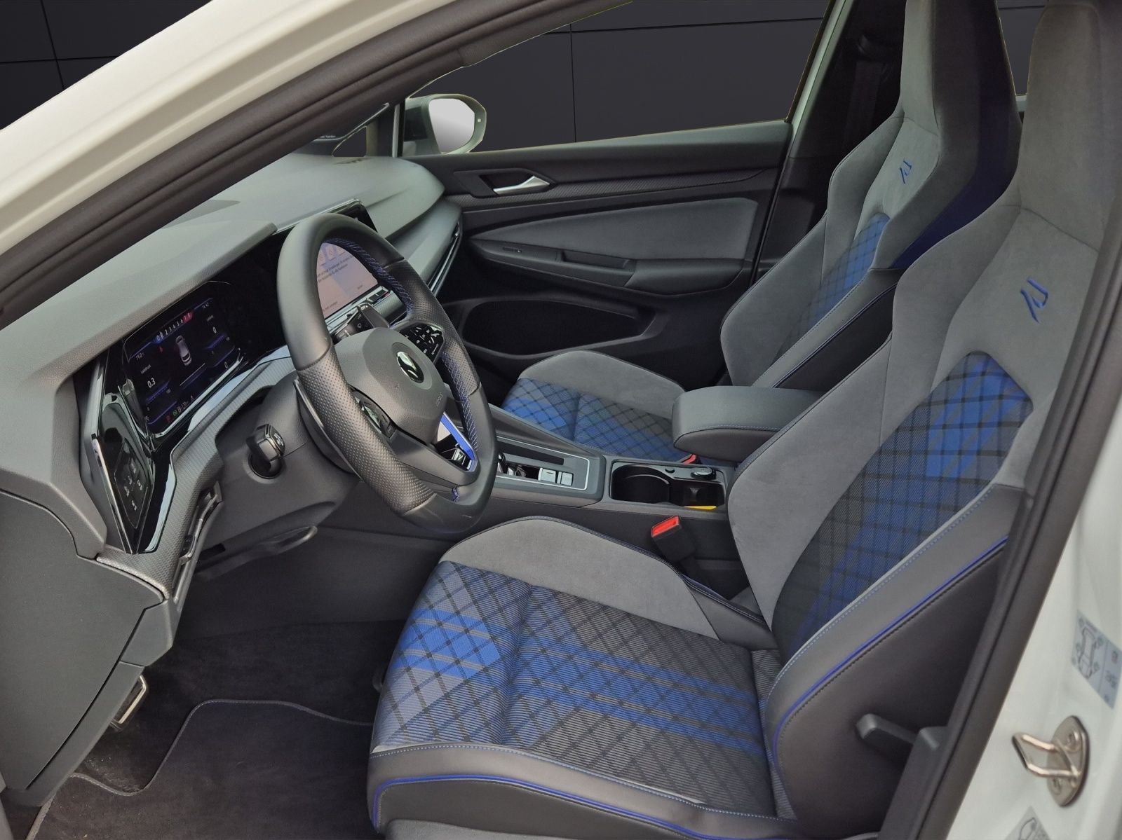 Fahrzeugabbildung Volkswagen Golf VIII R DSG 4M LEDplus Navi AID Pano Akra AC