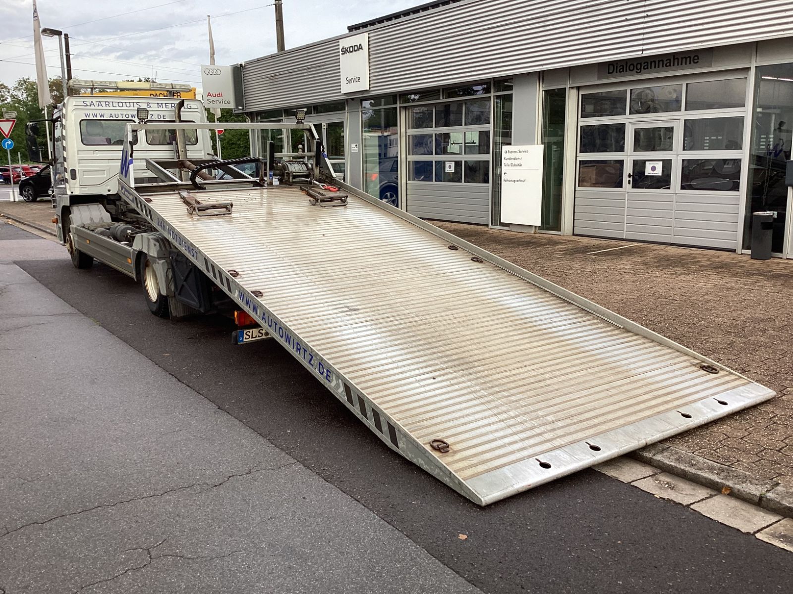 Fahrzeugabbildung Mercedes-Benz Atego 823 mit Plateau