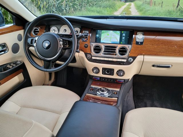 Fahrzeugabbildung Rolls-Royce Ghost/Rear Seat/Gardinen/Panorama
