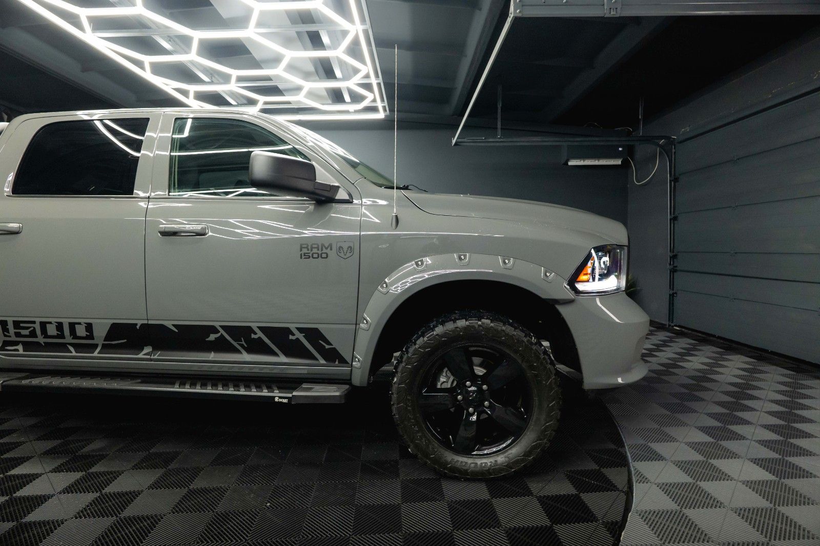 Fahrzeugabbildung Dodge RAM 5.7 V8 HEMI 4x4 OFFROAD Night-Paket LONGBED