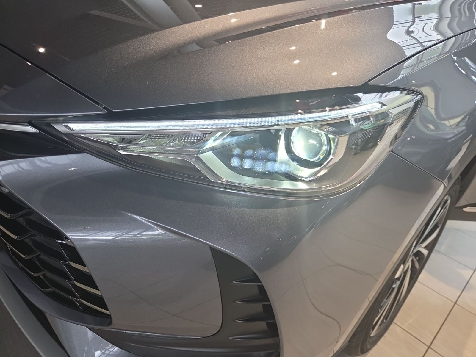 Fahrzeugabbildung MG ZS 1.5 Hybrid+ 145 kW Luxury *NAVI*KLIMA*SITZHZG