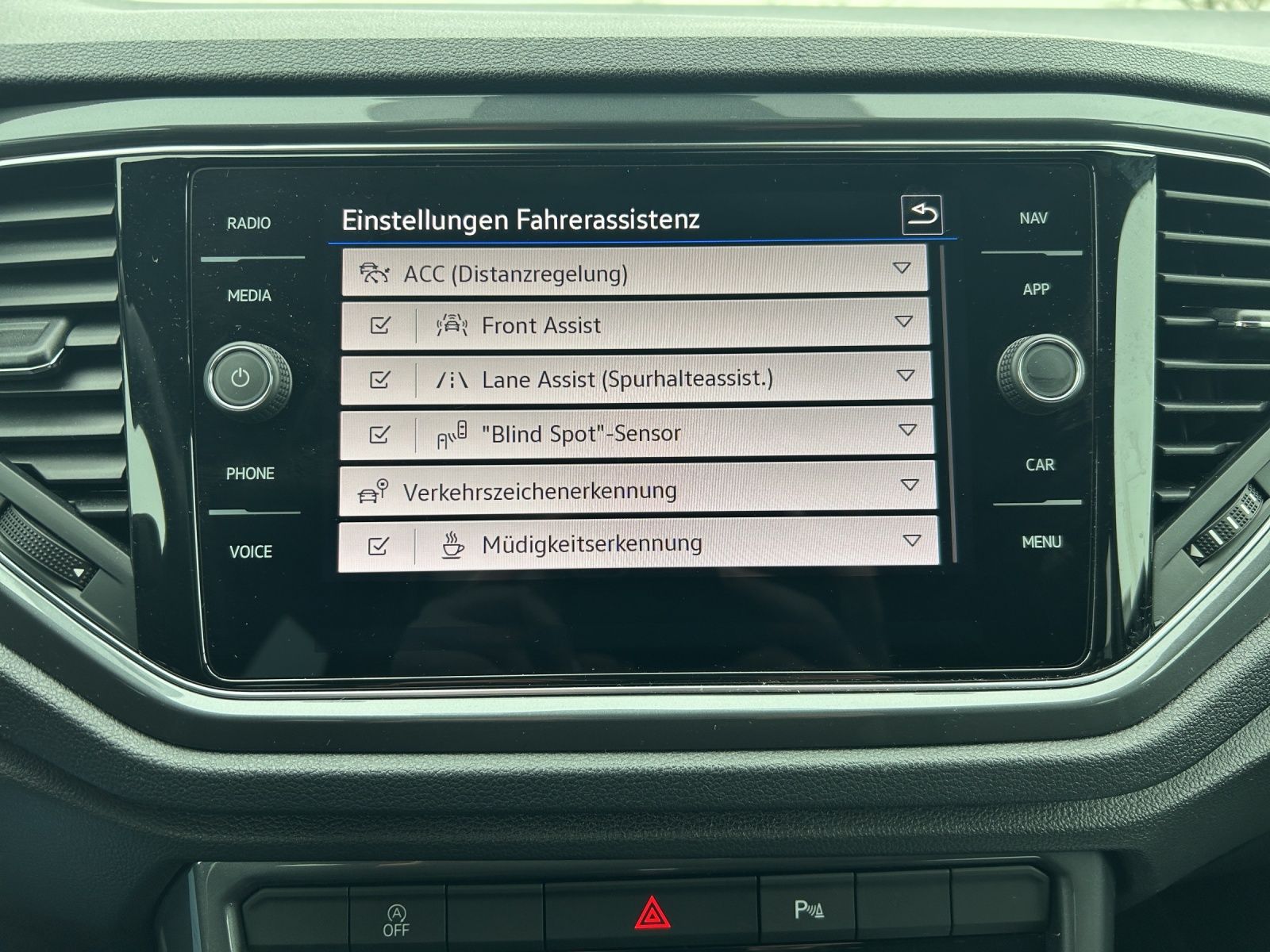 Fahrzeugabbildung Volkswagen T-Roc TSI Sport DSG 4M LED Navi ACC RFK SH