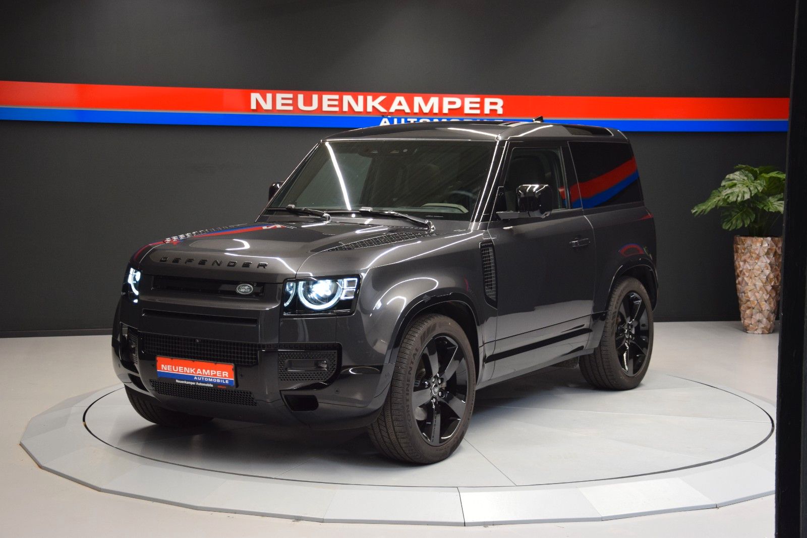 Fahrzeugabbildung Land Rover Defender 90 X-Dynamic HSE Black Pano HuD 360°